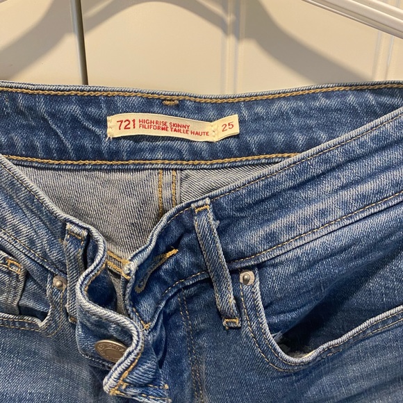 Size 25 Levi ripped jeans! - Picture 2 of 3